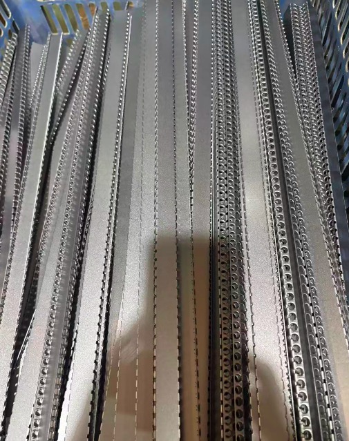 导轨保持架加工厂家怎么选？技术趋势、市场前景与深圳科创五金的实践
